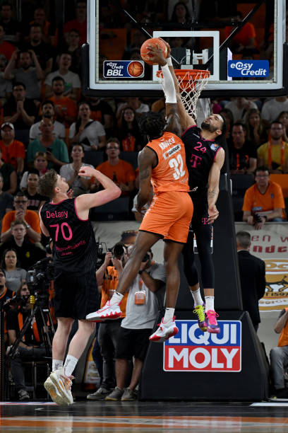 频繁游走在 频繁游走在